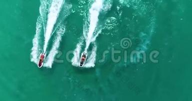 空中：从上面看。 两辆水上自行车在<strong>海上漂流</strong>。